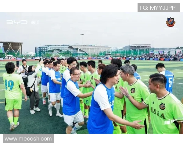 足球明星现场高清照片展现运动魅力与激情瞬间的完美捕捉